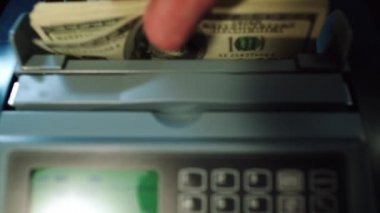 Modern bankacılık hizmetleri. Para sayma makinesi sayım 100 dolar faturaları.