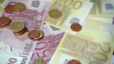 Dönen euro banknot ve madeni paralar. Euro para birimi cinsinden yığını