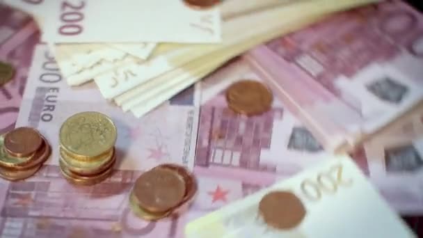 Вращающиеся банкноты и монеты евро. Куча евро — стоковое видео