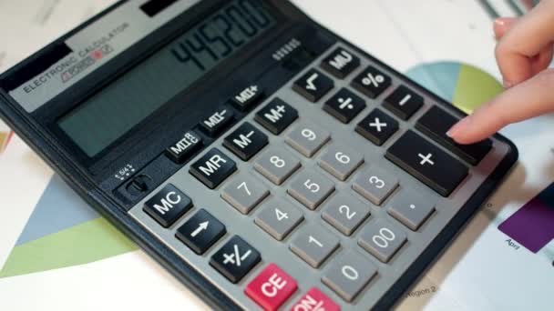 Femme utilisant une calculatrice. Comptabilité d'entreprise et calcul monétaire — Video