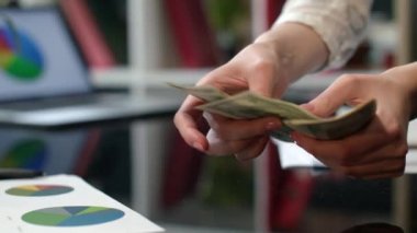Ofiste doları banknot sayma eller. Nakit para yakın çekim