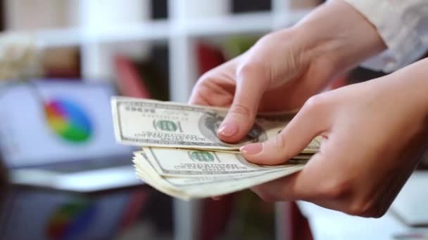 Las manos de la mujer cuentan dinero en efectivo en la oficina. Concepto de éxito empresarial — Vídeos de Stock
