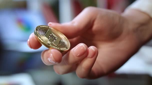 Cryptocurrency bedrijfsconcept. Close up van gouden altcoin in de hand. Dashcoin — Stockvideo