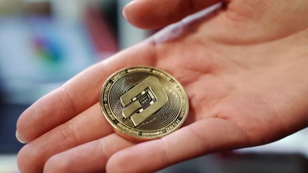 Vrouw Hand Met Gouden Dash Munt Cryptocurrency Uitwisseling Bedrijf Virtuele — Stockvideo