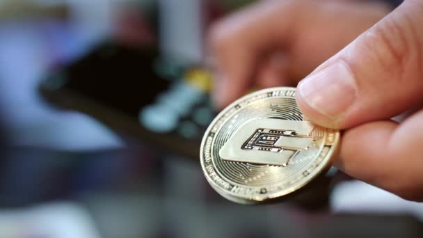 从智能手机 cryptocurrency 挖掘获利的人 — 图库视频影像