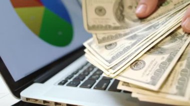 İş başarı kavramı. Yüz dolarlık banknotlar adam gösteren yığın