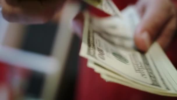 Mãos humanas a contar notas de dólar. Fechar as mãos contar dinheiro em dinheiro — Vídeo de Stock