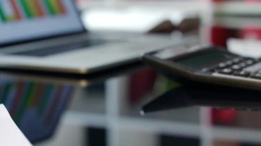 Ofis masaları üzerinde para veren el. Banka anında para aktarımı sağlar