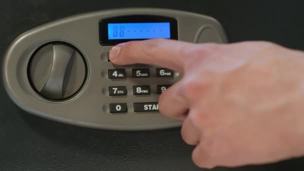 Hombre mano desbloquear la puerta de la caja de seguridad y tomar paquete de billetes de dólar — Vídeos de Stock