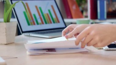 İş kadını ofiste finansal diyagramları analiz. İş kağıtları Analizi