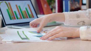 Finansal raporla çalışma iş kadını. İşle ilgili belgeleri