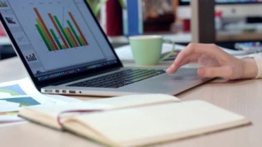 Dizüstü bilgisayar Office ile çalışan iş kadın, yakın çekim