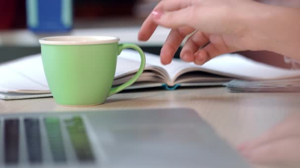 Obchodní žena pití kávy v kanceláři. Ženská ruka drží šálek zelené kávy