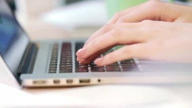 Dizüstü bilgisayar üzerinde çalışan eller kadın. Tipik bir klavye üzerinde çalışan