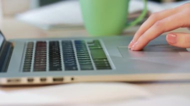 Kadın el dizüstü bilgisayar Touchpad kullanarak. Kurumsal iş adamları
