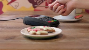 NFC ödeme teknoloji. Temassız kredi kartıyla ödeme müşteri