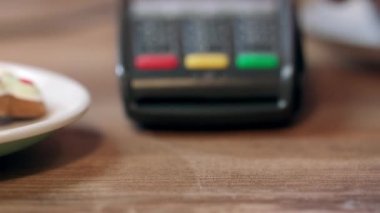 İnsan eli manyetik kredi kartı pos terminal içinde. Ayrıntılı terminal kartı ödeme