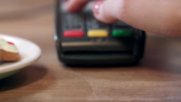 POS terminal betalning i kaféet. Kvinna hand ange PIN-kod på betalterminalen — Stockvideo