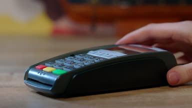 Kredi kartı ile alışveriş. Kredi kartı swipe terminal aracılığıyla yardım