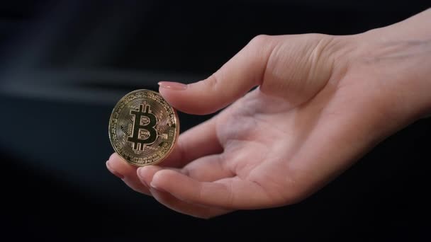 Vrouw hand met gouden bitcoin munt. Bitcoin bedrijfsconcept. Bitcoin in hand — Stockvideo