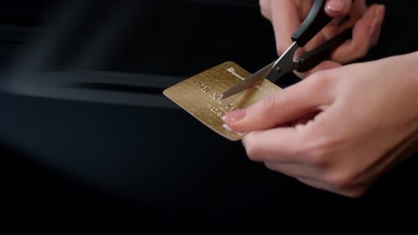 Γυναικεία χέρια κοπή πιστωτική κάρτα με το ψαλίδι. Χρεωστική κάρτα κλείσιμο λογαριασμού — Αρχείο Βίντεο