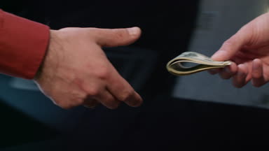 Yumruk yumruğa üzerinden havale. Başarılı iş anlaşma kavramı. El sıkışma