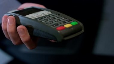 POS terminal ödeme. İnsan eli manyetik kredi kartı ödeme terminal içinde. Kredi kartı makine para hareket için. Kolay alışveriş hizmeti. Kartı ödeme