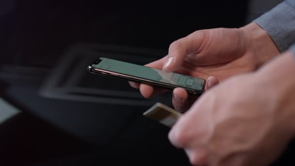Ο άνθρωπος χέρι εκμετάλλευση πιστωτική κάρτα και τη χρήση smartphone για online πληρωμή — Αρχείο Βίντεο
