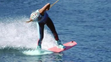 Genç kadın yaz nehirde wakeboard sürme. Nehri'nin su eğlence