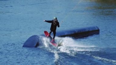 Wakeboarder sportif mermi yavaş hareket boyunca sörf. Sağlıklı yaşam tarzı