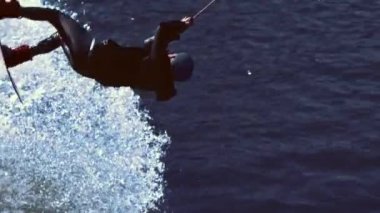 Hile ile suya dalan wakeboard atlama sonra atletik erkek