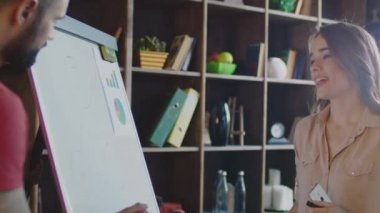 İşkadını tartışırken iş planı meslektaşı ile. Stratejik planlama kavramı