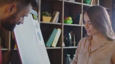 Gülümseyen kadın açıklayan iş stratejisi planlama kurulu. İş toplantısı