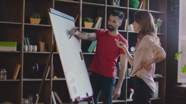 Kreativ-Team diskutiert Businessplan auf Markierungsbrett im Büro. Teamarbeit — Stockvideo