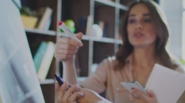 Beyaz tahta birlikte office ile çalışan iş adamları odaklı