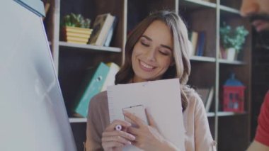 Ofiste çalışan mutlu iş speople. Gülümseyen iş kadını