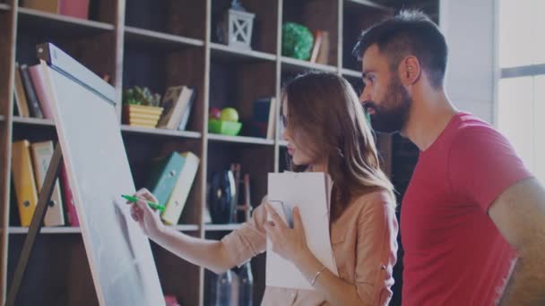 Mujer Profesional Discutiendo Estrategia Negocios Con Hombre Negocios Oficina Socios — Vídeos de Stock