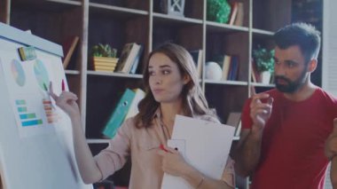Başarılı iş takım toplantı yaratıcı ofisindeki beyin fırtınası