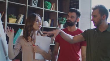 Office Pano planlama yakınındaki beyin fırtınası şüpheci iş adamları