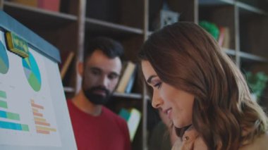 Mutlu başlangıç takım finans raporu Office beyaz tahta üzerinde tartışıyor