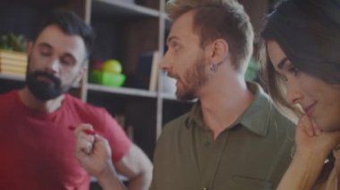 İş takım beyaz tahta ile modern ofisindeki beyin fırtınası. Toplantı planlama