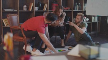 Yaratıcı iş adamları ile çalışan şirket strateji belgeleri office katta