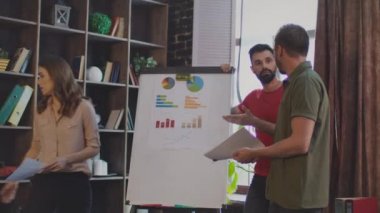 Office iş çatışmada. Kadın patron satış ekibinde megafon içinde bağırarak