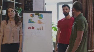 Flip grafiği Office yakınındaki savunarak genç iş adamları. Kadın patron iş takım megafon ile bağırarak. İş çatışma kavramı. Kadın lideri yakınındaki beyaz tahta satış ekibinde bağırıyor