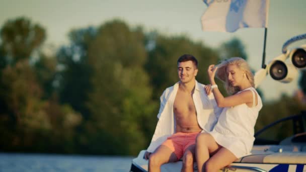 Счастливая влюбленная супружеская пара отдыхает на яхте — стоковое видео