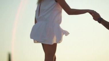 Güzel erkek ve kız aşık birlikte. Romantik aşk çift tarihte günbatımı