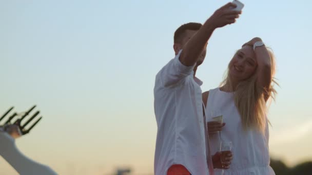 Αγάπη ζευγάρι με ποτήρια σαμπάνιας λήψη selfie. Ρομαντικό ζευγάρι στην αγάπη — Αρχείο Βίντεο