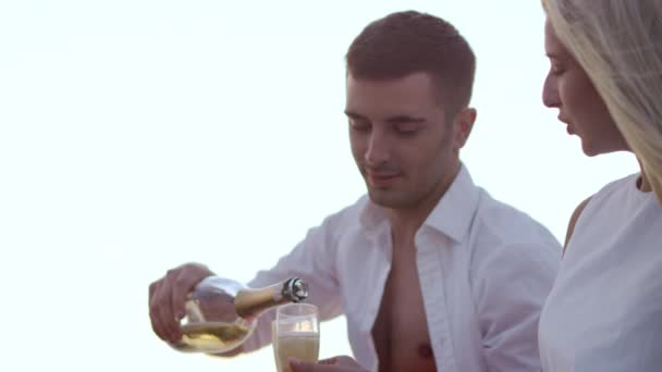 Bella coppia che beve vino al tramonto. Fidanzato e fidanzata innamorati — Video Stock