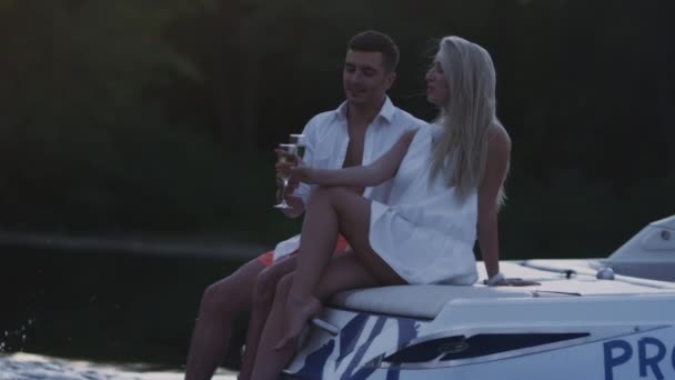 Young people toasting with champagne glasses on motor boat. Romantic dating — Stock Video