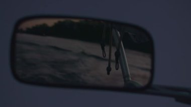 Dikiz aynası, motorlu tekne. Arkasında su izi hızlı hareketli motorlu tekne